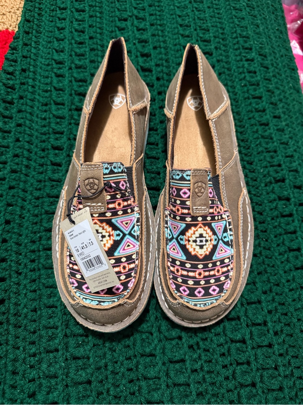 NWT WOMENS ARIAT SLIP ON SHORS
SIZE:10